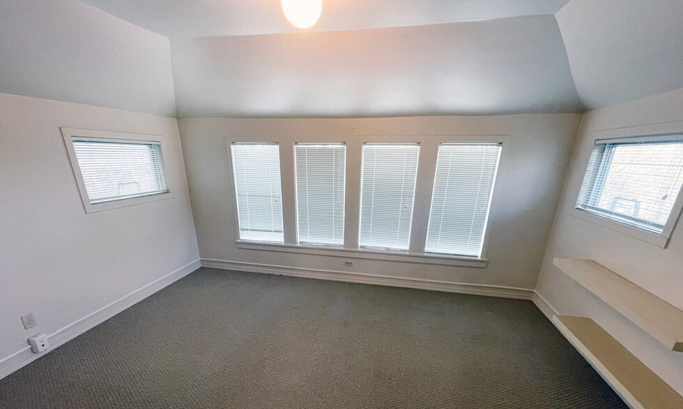 More Photos Of 2226 Queen Anne Ave N, Seattle General Retail For Sale