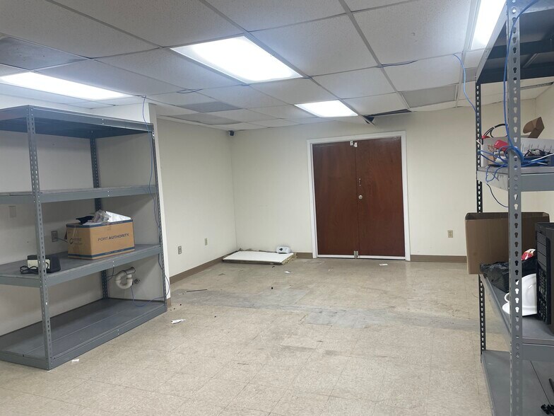 More Photos Of 750 Lakeside Dr, Mobile Light Distribution For Lease