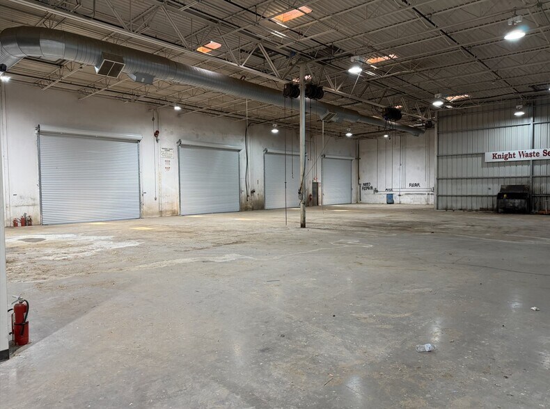 More Photos Of 4901 Parker Henderson Rd, Fort Worth Warehouse For Lease