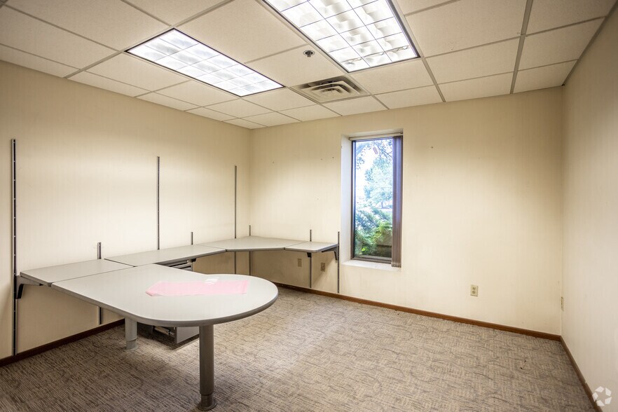More Photos Of 1800 Hull Ave, Des Moines Manufacturing For Lease