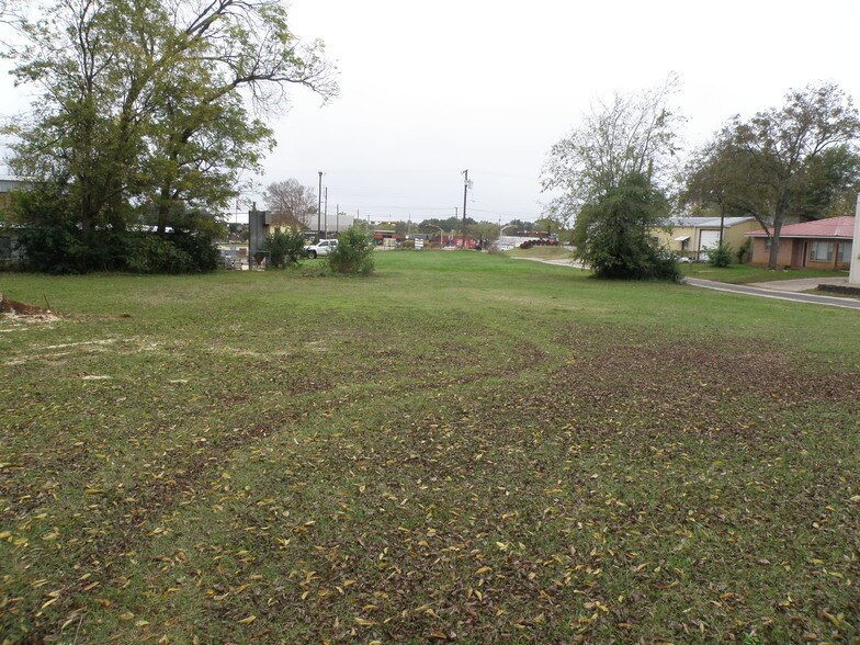 More Photos Of 919 W Debard St, Palestine Land For Sale