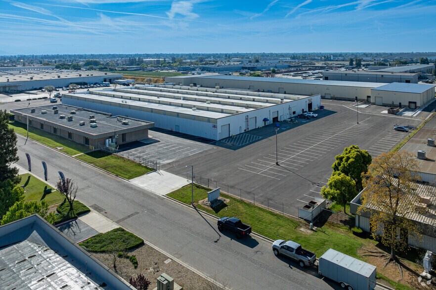 More Photos Of 7401-7427 W Sunnyview Ave, Visalia Warehouse For Lease