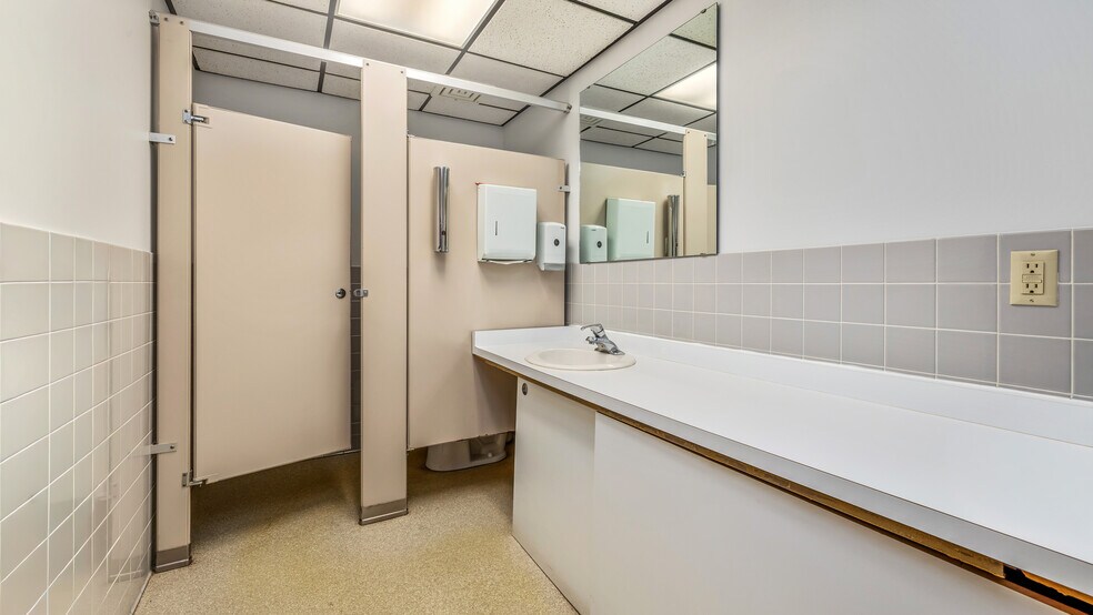 More Photos Of 1211 Ludington St, Escanaba Office For Sale