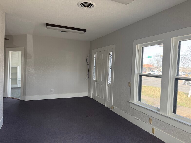More Photos Of 102 E University Ave, Georgetown Office For Sale