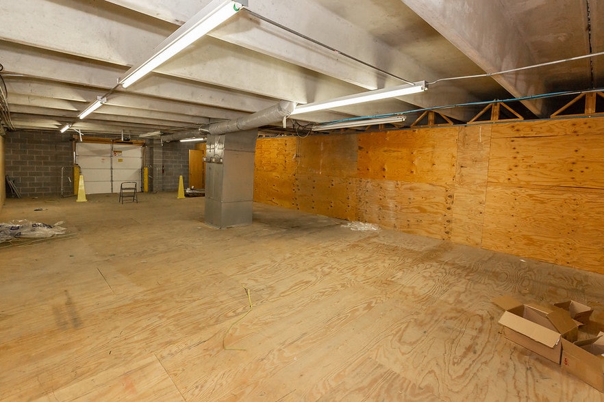 More Photos Of 8901 Washington St, Kansas City Showroom For Sale