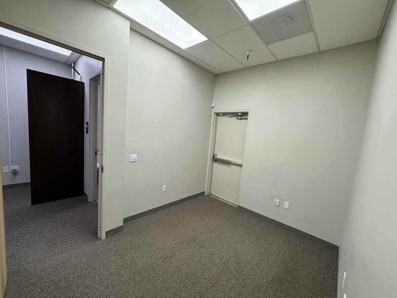 More Photos Of 975 Diablo Ave, Novato Freestanding For Lease