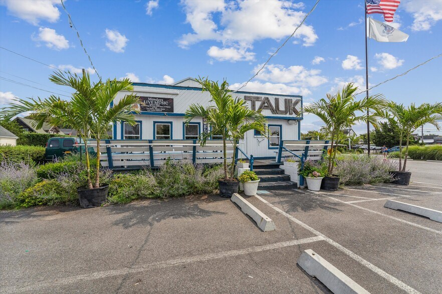 More Photos Of 63 S Euclid Ave, Montauk Restaurant For Sale