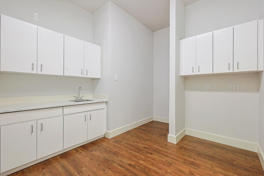 More Photos Of 5601-5605 Virginia Pky, McKinney Medical For Sale