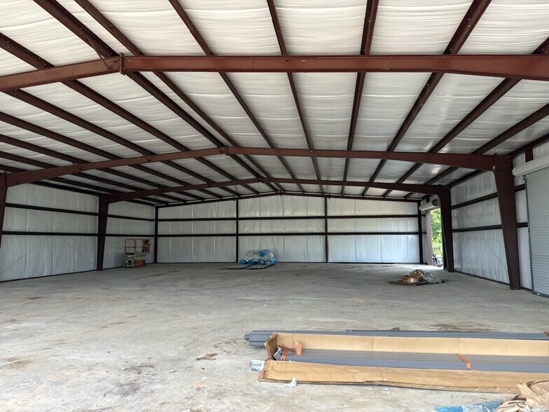 More Photos Of 3304 Hutchinson Ave, Adel Light Manufacturing For Lease