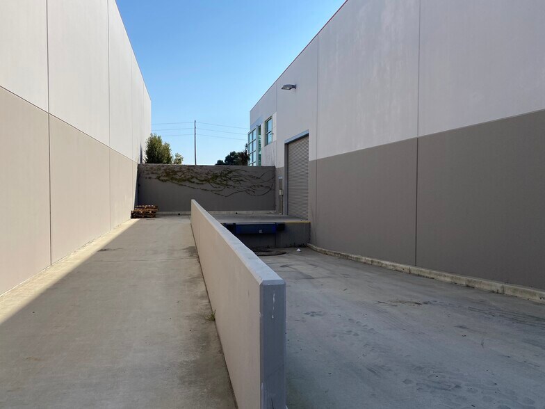 More Photos Of 111 S Rice Ave, Oxnard Warehouse For Lease