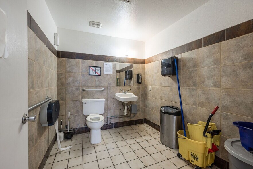 More Photos Of 5701 N Jornada Rd, Las Cruces Service Station For Sale