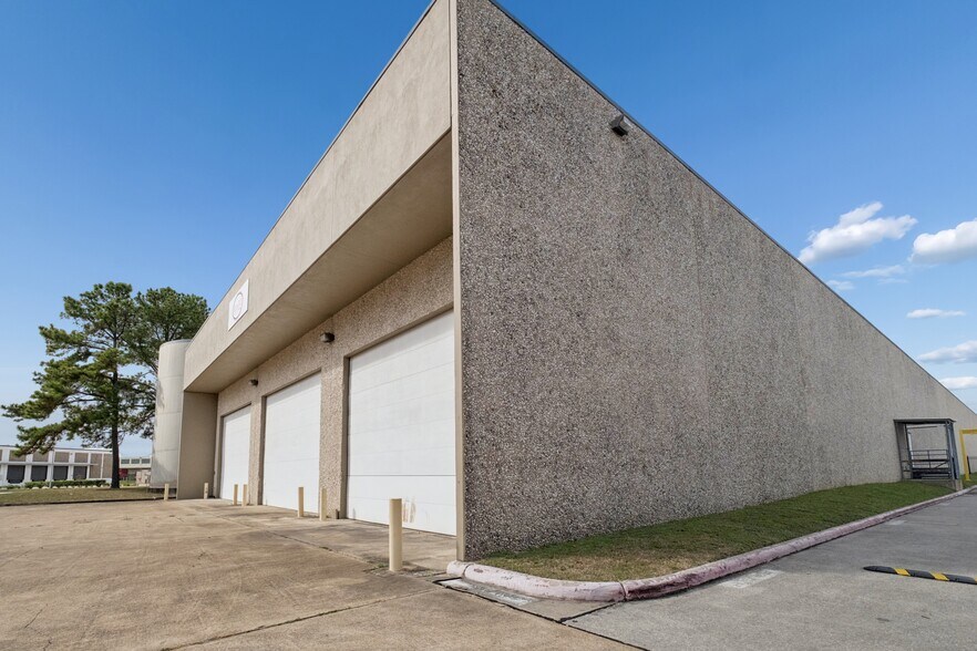 More Photos Of 8100 Kempwood Dr, Houston Manufacturing For Lease