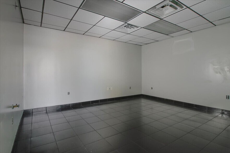 More Photos Of 4055 Old Dowlen Rd, Beaumont Warehouse For Sale