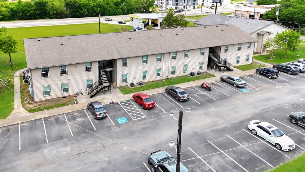 More Photos Of 1201 W 10th St, Bonham Apartments For Sale