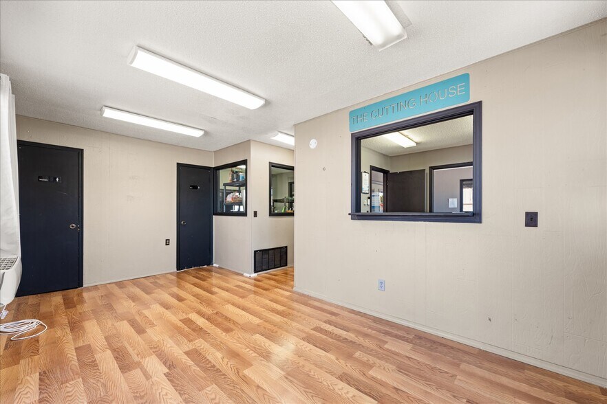 More Photos Of 1515 E Main St, Yukon Industrial For Sale