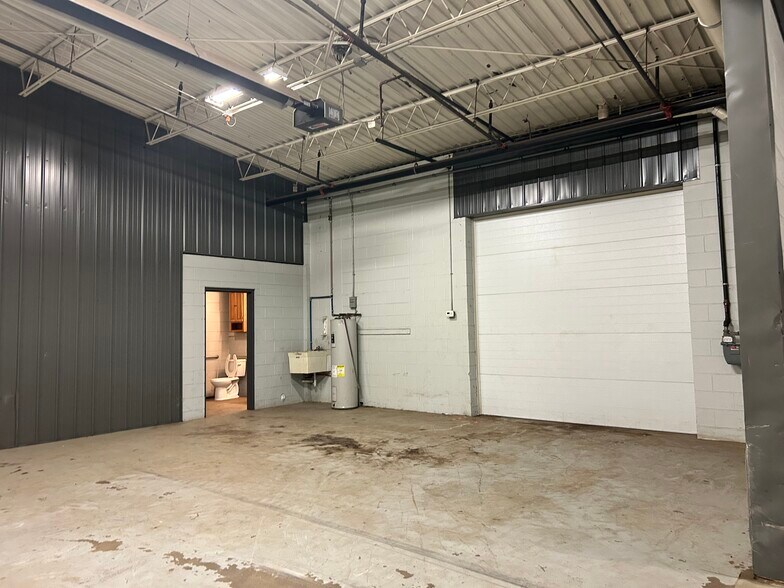 More Photos Of 7878 Gull Rd, Richland Warehouse For Lease