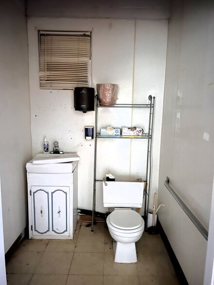 More Photos Of 854 NC-770, Mayodan Bar For Sale