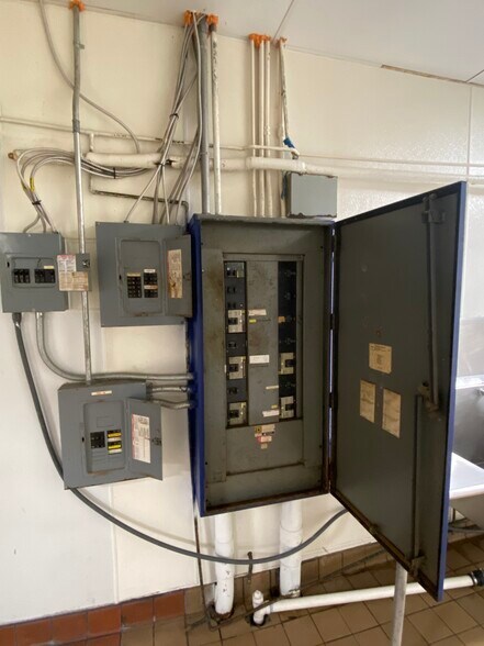 More Photos Of 3515 Mccann Rd, Longview Restaurant For Lease