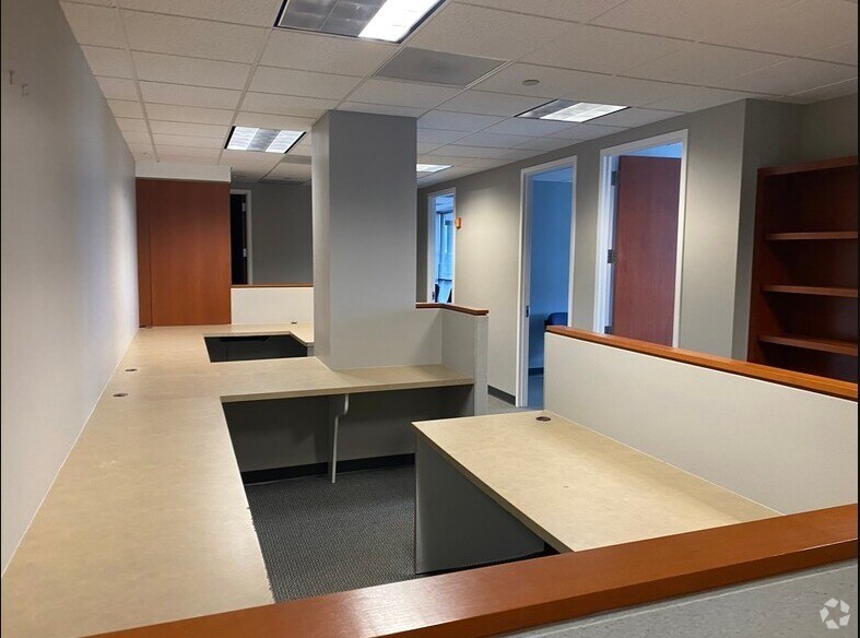 More Photos Of 1950 Old Gallows Rd, Vienna Office For Lease