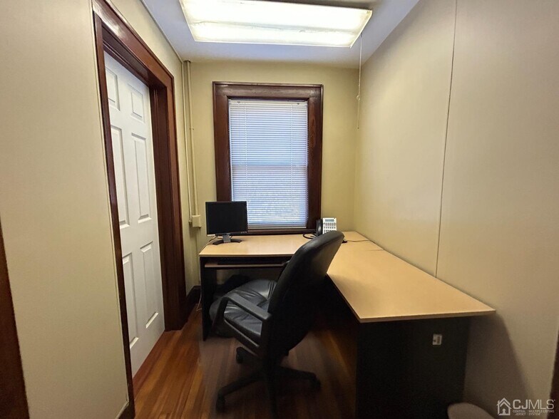 More Photos Of 227 Main St, Woodbridge Office For Lease