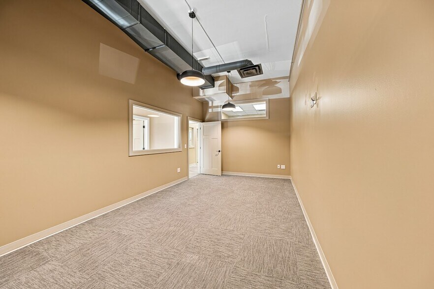 More Photos Of 3441 Devils Glen Rd, Bettendorf Storefront For Lease