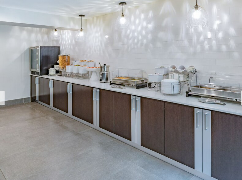 More Photos Of 6790 Southwest Fwy, Houston Hotel For Sale
