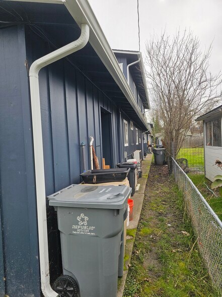 More Photos Of 702 SE 9th St, Grants Pass Apartments For Sale