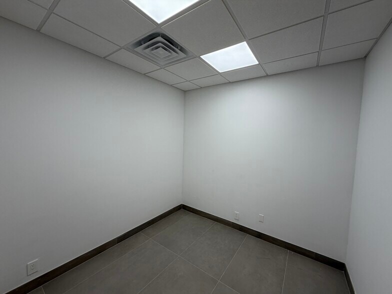 More Photos Of 5170 N Federal Hwy, Fort Lauderdale Storefront Retail Office For Lease
