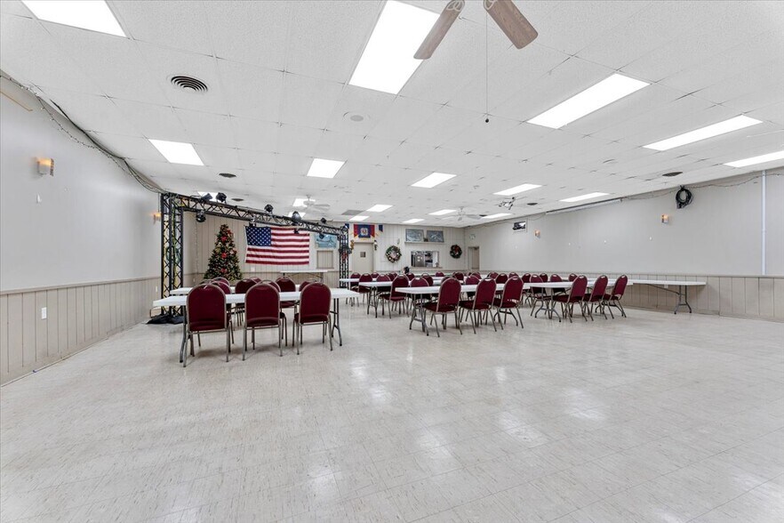 More Photos Of 8840 Macomb St, Grosse Ile General Retail For Sale