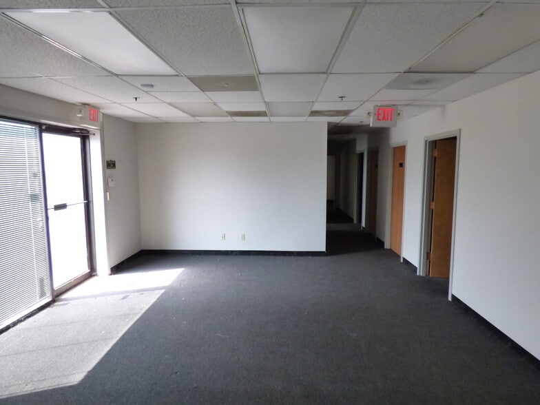 More Photos Of 4132 Shoreline Dr, Earth City Warehouse For Lease