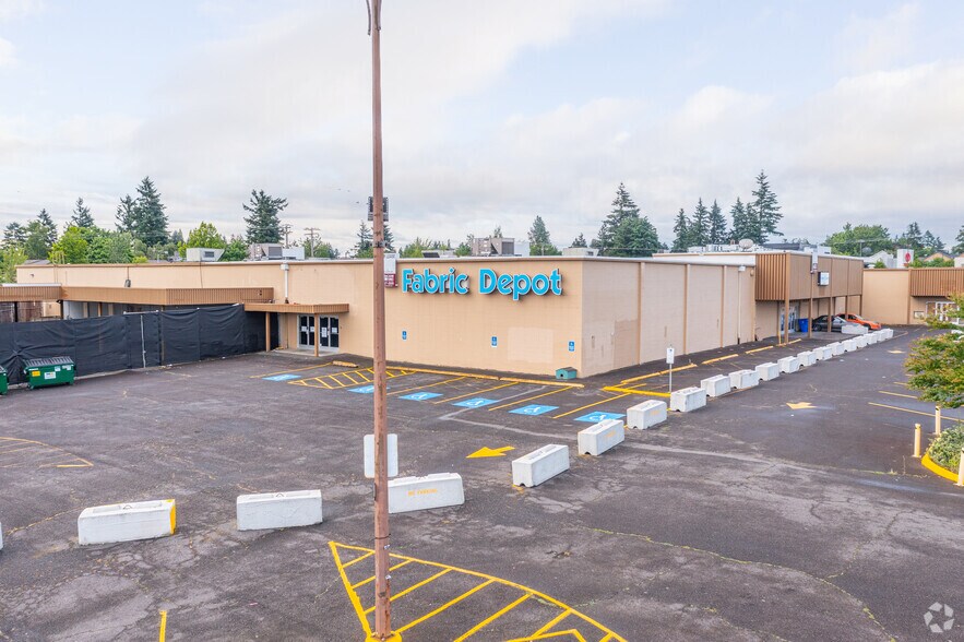 More Photos Of 700 SE 122nd Ave, Portland Freestanding For Lease