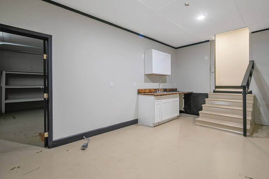 More Photos Of 1500 Gillespie St, Fayetteville Office For Sale