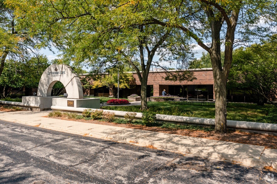 More Photos Of 3150 W Salt Creek Ln, Arlington Heights Office For Sale