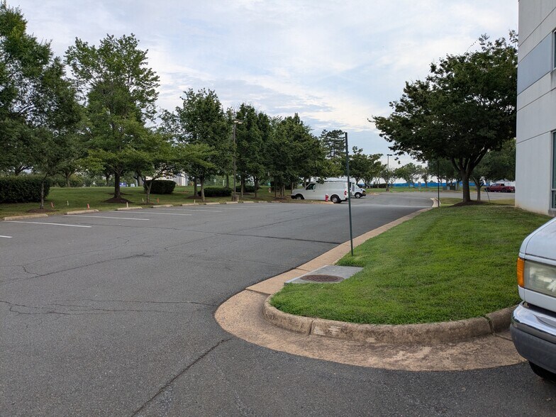 More Photos Of 21770 Beaumeade Cir, Ashburn Warehouse For Lease