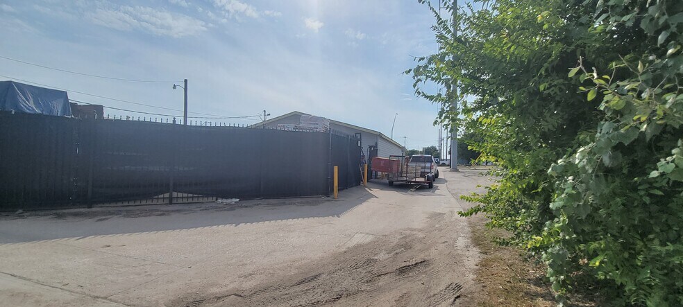 More Photos Of 250 Lavon Dr, Garland Industrial For Sale