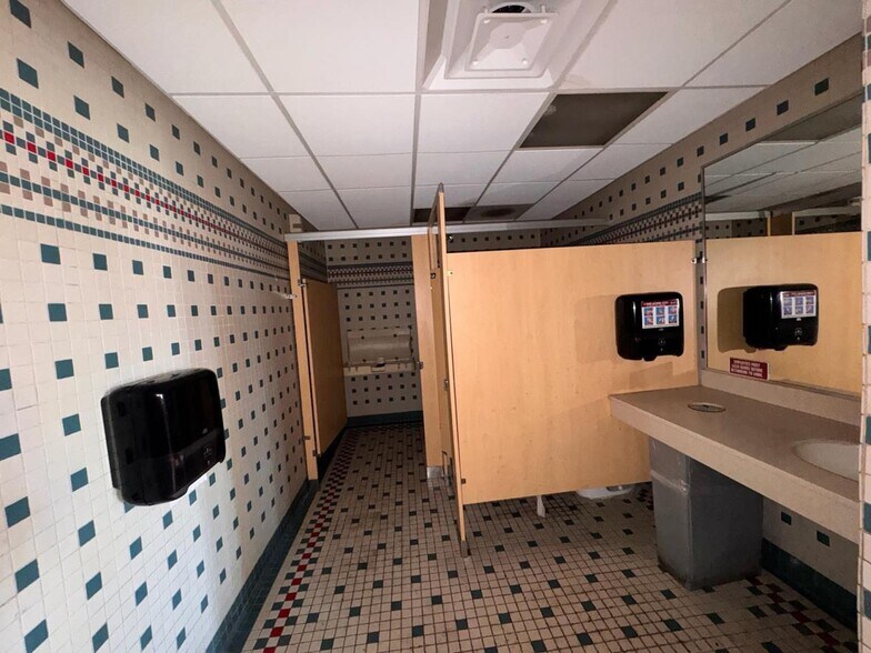 More Photos Of 2949 Dixie Hwy, Hamilton Restaurant For Sale