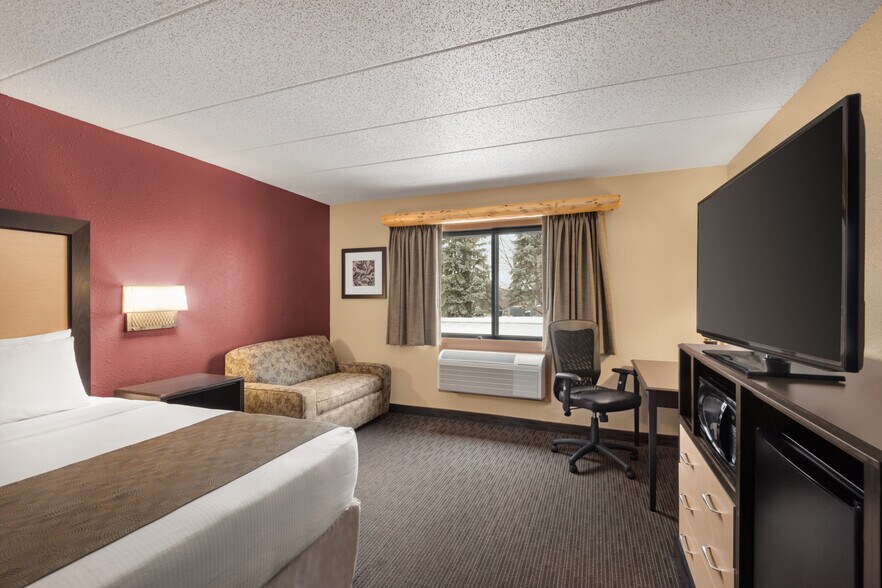 More Photos Of 777 Highway 10 E, Detroit Lakes Hotel For Sale