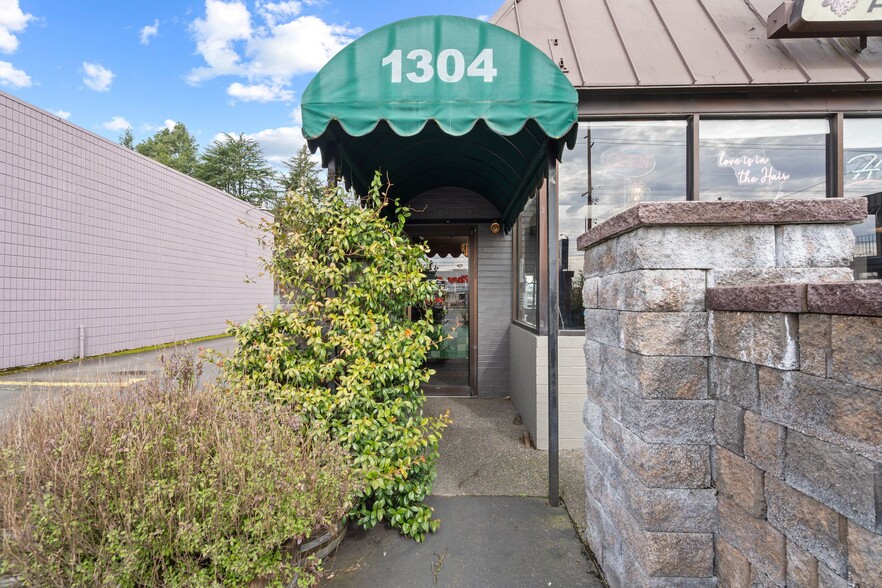 More Photos Of 1304 Ocean Beach Hwy, Longview Storefront Retail Office For Sale