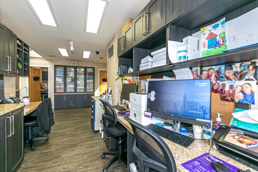 More Photos Of 986-990 Sunrise Hwy, Babylon Medical For Sale