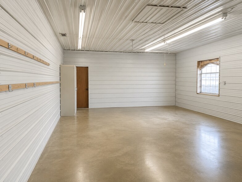 More Photos Of 2646 Lasso Ln, Lakeland Warehouse For Lease