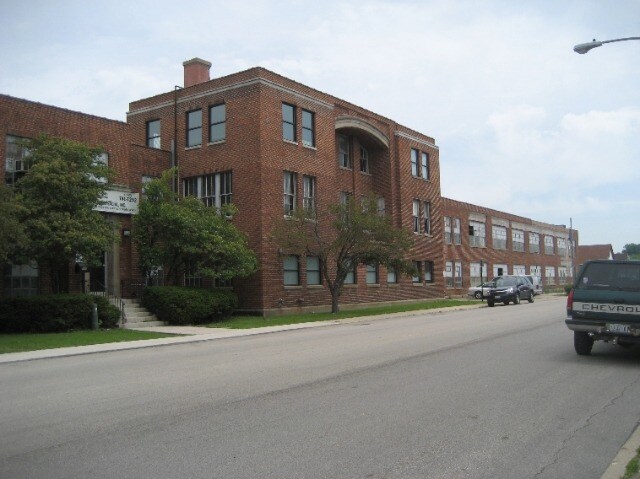 More Photos Of 366-368 Bluff City Blvd, Elgin Manufacturing For Lease