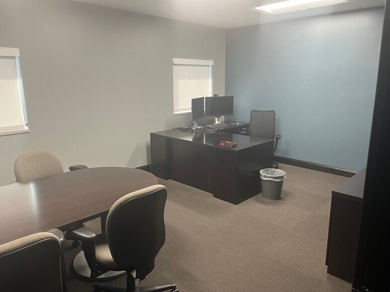 More Photos Of 908 W 35th St, Davenport Office For Sale