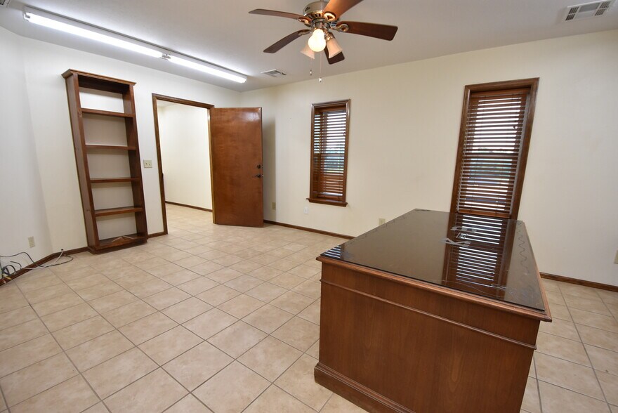 More Photos Of 701 W Broadway, Seminole Manufacturing For Sale