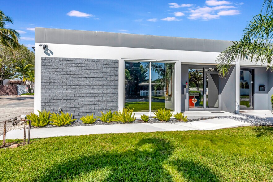 More Photos Of 705 Bond Way, Delray Beach Showroom For Sale