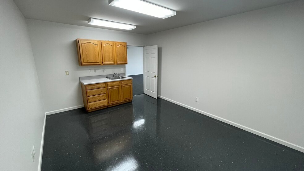 More Photos Of 220 Scotland Dr, Alabaster Warehouse For Lease