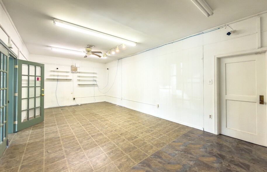More Photos Of 6704 Williamson Rd, Hollins Storefront For Sale