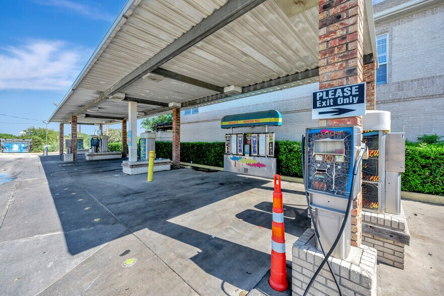 More Photos Of 504 N Euless Main St, Euless Carwash For Sale