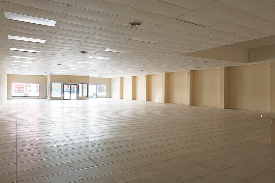More Photos Of 922 N Conway Ave, Mission Storefront For Lease