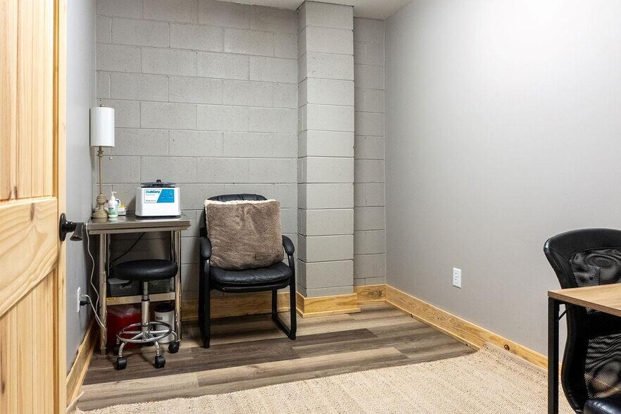 More Photos Of 214 S Church St, Dublin Flex For Sale