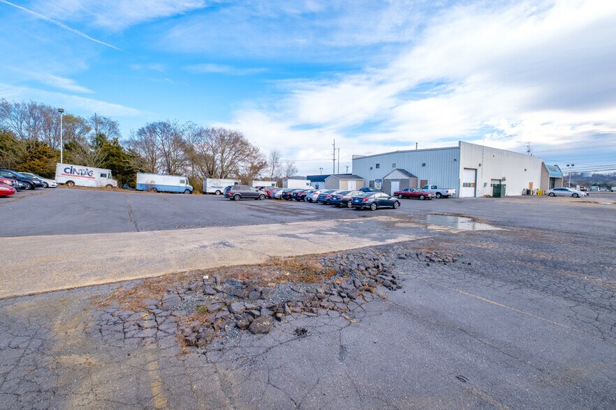 More Photos Of 2675 S Main St, Harrisonburg Auto Dealership For Lease